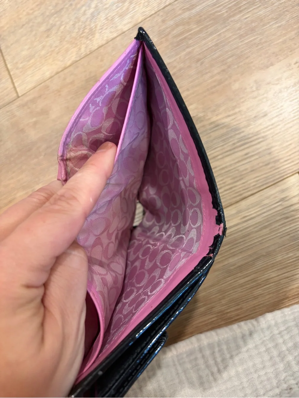 Coach Black Leather Trifold Wallet Pink Interior Snap Closure Y2K